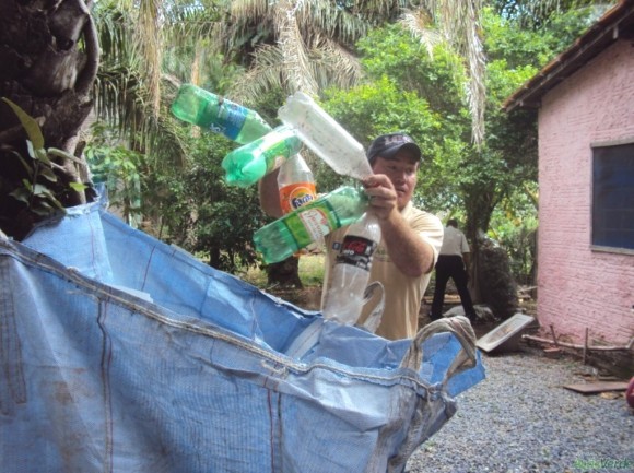 Sema e Instituto Ação Verde recolhe lixo na Barra do Aricá