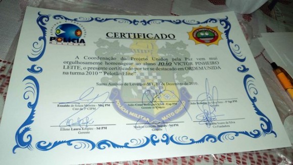 Alunos recebem certificado do 