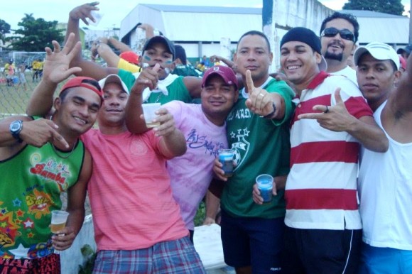 Torcedores do BEC comemoram a vitória na estréia do campeonato