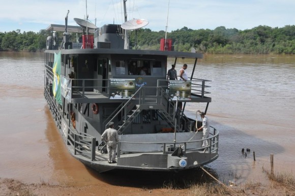 Barco-hospital atende ribeirinhos de Santo Antônio e região
