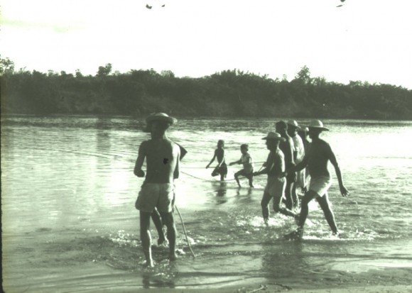 Pescadores passam a rede na Praia em Santo Antônio - 1963