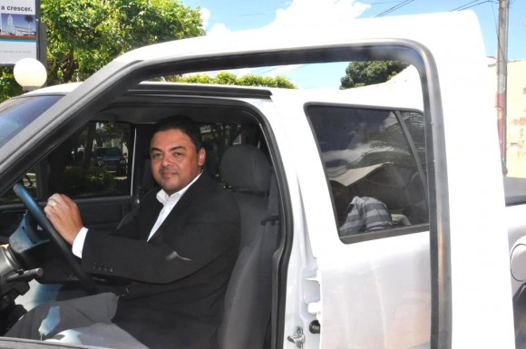 Zenildo faz entrega de novas viaturas e equipamentos para saúde