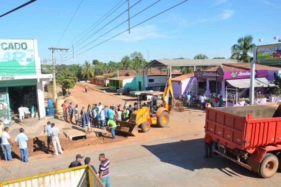 Moradores armam barricada e bloqueiam tráfego de caminhões 