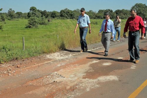 Deputado vistoria qualidade do asfalto da rodovia Leverger - Barão