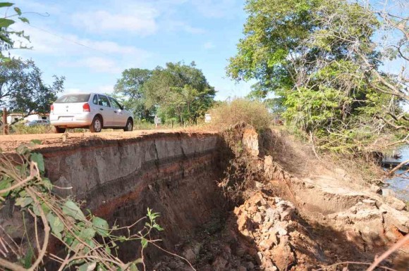 Justiça manda prefeitura interditar estrada destruída pela erosão