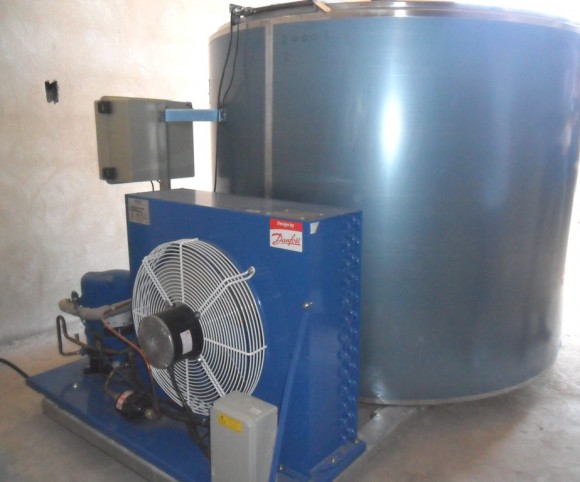 Livramento - Prefeito entrega resfriador de leite para comunidade 