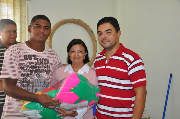 ZENILDO ENTREGA BRINQUEDOS PARA ESCOLAS DE LIVRAMENTO 