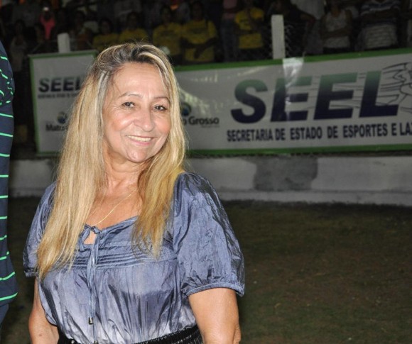 Cerimonialista ignora presença da secretária de educação municipal