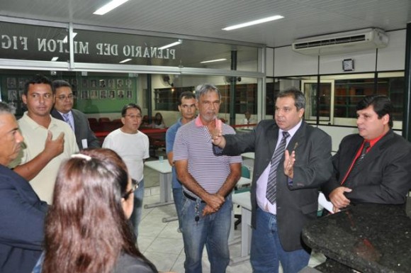 Taxistas querem apoio de vereadores contra 