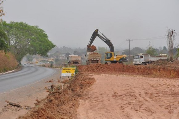 MT - 040 que está sendo duplicada e liga Cuiabá a Santo Antônio