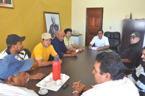 Ugo recebe moradores do Vale Abençoado e confirma visita a região