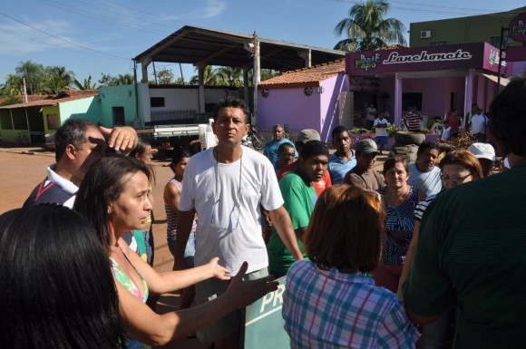 Moradores fecham ruas e bloqueiam tráfego de caminhões de areia