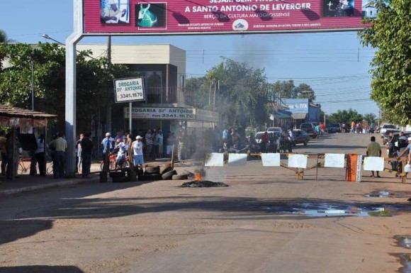 Moradores ateiam fogo em pneus para bloquear tráfego de caminhões