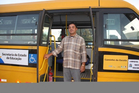 Zenildo Sampaio entrega nove ônibus escolares em Livramento