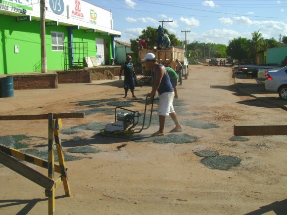 Secretaria de obras inicia recapeamento do asfalto do Bairro Fronteira
