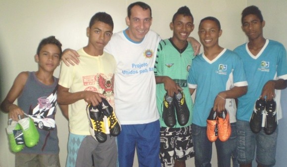 Major Esnaldo doa chuteiras a garotos que disputarão Copa em SP