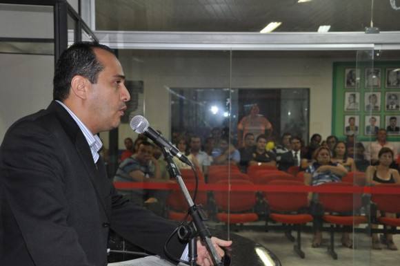 Aluguel de veículos e horas-extras serão cortados, diz Luciano Padilha