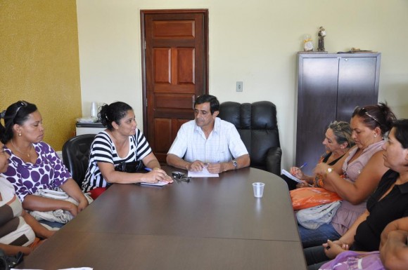 Professores se reúnem com Ugo após paralização de protesto