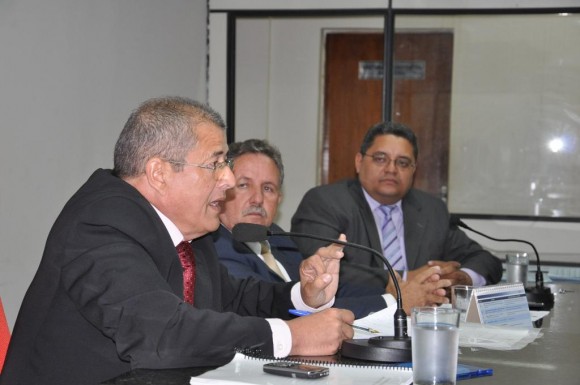 Amorim denuncia prática de favorecimento na liberação de alvarás