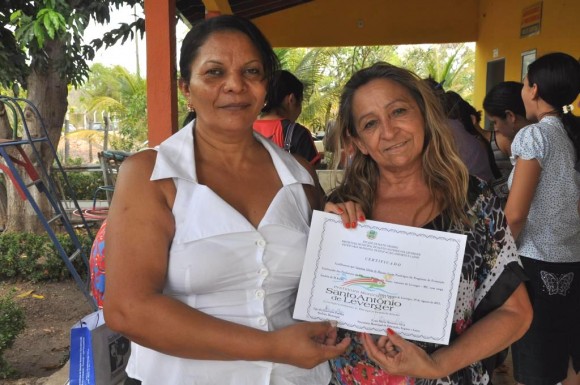 Secretária Evair Monteiro entrega Certificados a professores municipais 