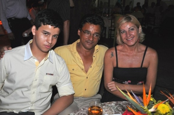 O Biólogo Bosco Pereira (centro) especialista em Apicultura no Brasil 