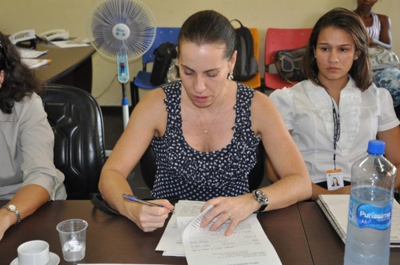 Promotora Ana Luiza assina Termo de Ajustamento com a Prefeitura 