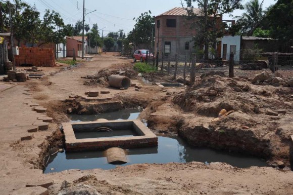 Construtora abandona obra e buracos põem em perigo morador