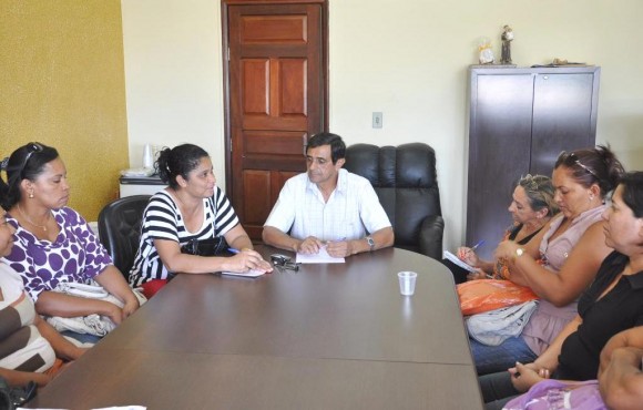 Atraso no pagamento faz professores paralisarem aulas nesta terça