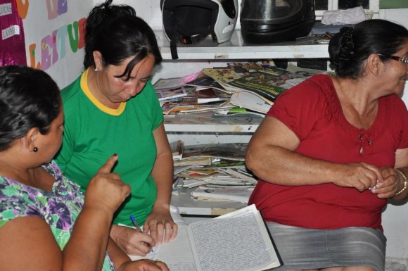 Com os salários em atraso profissionais da educação paralisam aulas