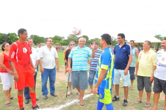 Políticos comparecem em massa na final do Campeonato da Varginha