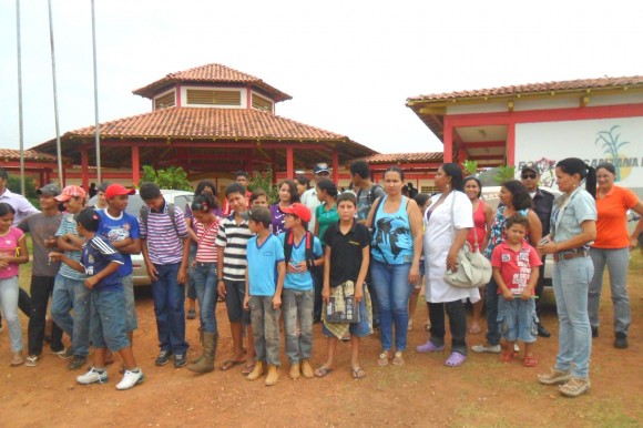Policiais militares realizam palestra para alunos da região da Agrovila