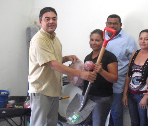 Zenildo Sampaio entrega ferramentas para horta escolar em Livramento