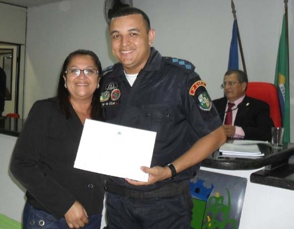 Poder Legislativo entrega Monção de Aplausos a policiais militares