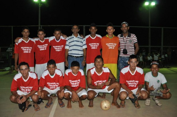 Ugo Padilha inaugura sistema de refletores na Escola de Porto de Fora