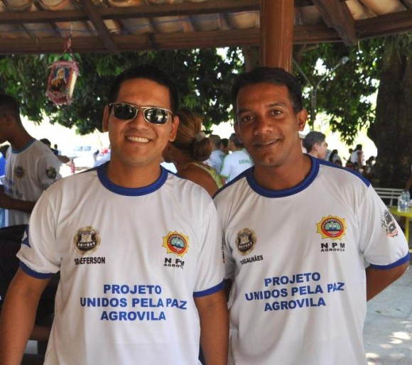 Os PMs Jefferson e Magalhães do Projeto Unidos Pela Paz na Agrovila