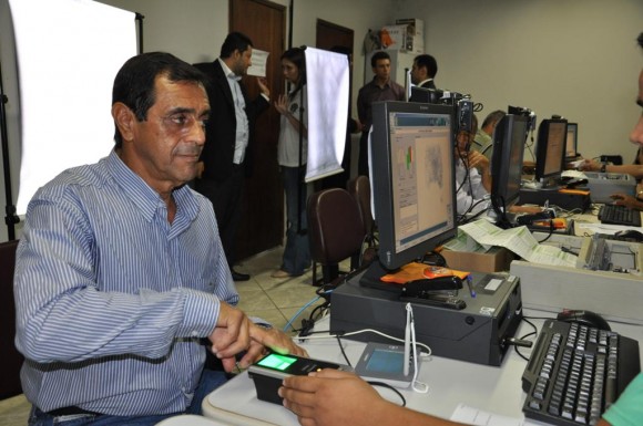 Ugo Padilha é o primeiro eleitor a passar pela revisão biométrica