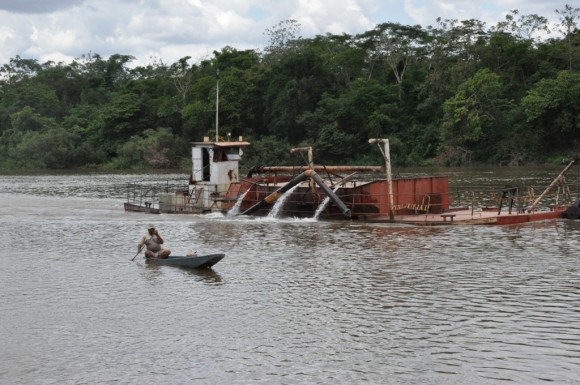 Balsa colossal de extração de areia tem assustado ribeirinhos