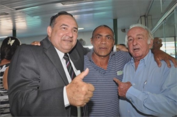 Miguel dos Santos (C) é cotado para o 