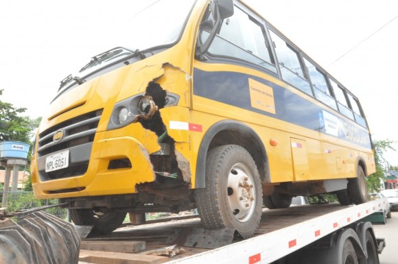 Motorista dorme depois da formatura de Mimoso e bate ônibus escolar