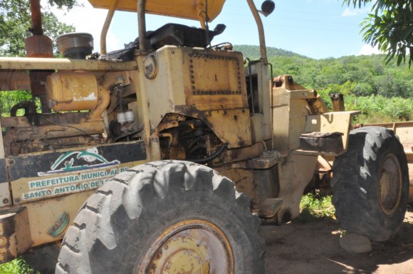 Prefeitura abandona máquina avaliada em 150 mil na região serrana