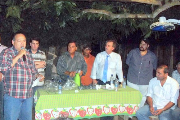 Prefeito faz promessas na reunião do Movimento Popular da Agrovila