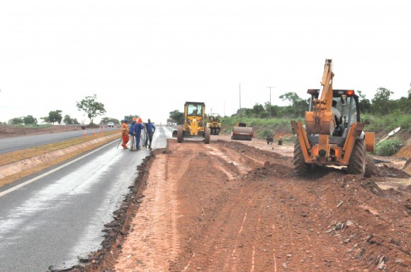 Trecho da pista dupla com ondulação faz empresa refazer o serviço