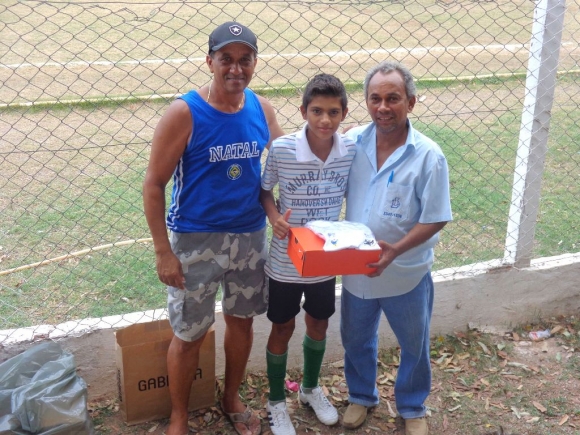 Garotos santo-antonienes recebem material esportivo para disputa em SP