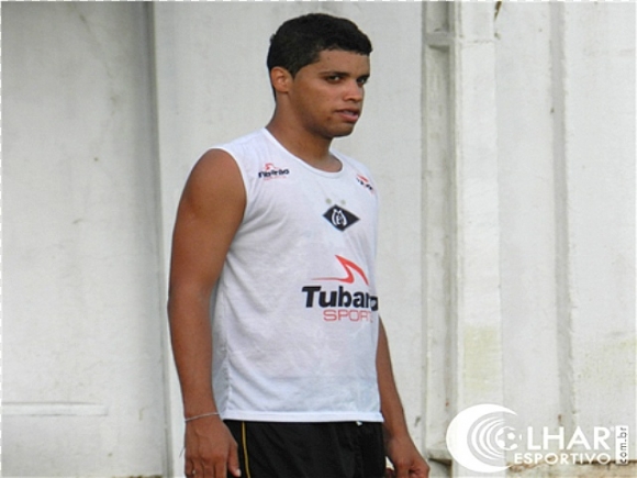 Zagueiro Odail Jr. foi convocado pelo técnico Claudio Adão, mas não estreou