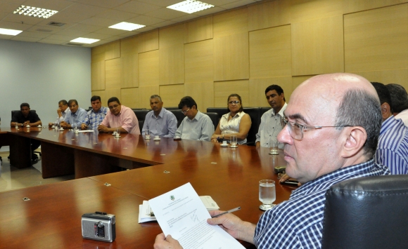 Riva recebe documento sobre o município e os seus limites