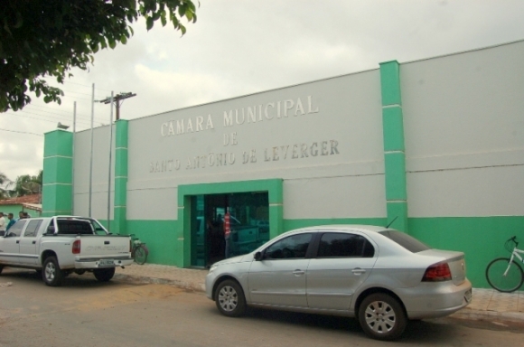 Vereadores aprovam procedimento para cassação de prefeito e vereadores