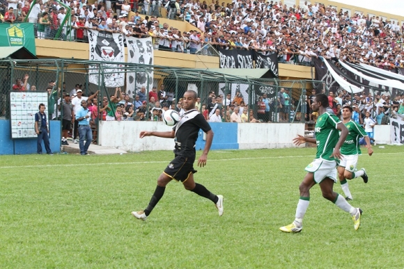 O santo-antoniense Odail Jr. zagueiro do Mixto entrou no segundo tempo do jogo