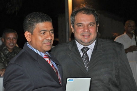 Walter Sampaio ao receber a honraria do vereador Wagner Belmiro