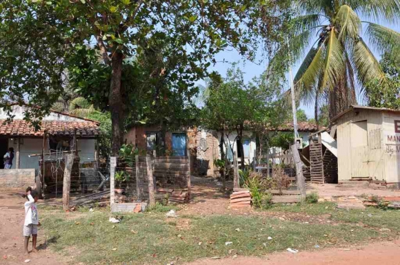 Moradores visitados por candidatos sofrem com falta de infra-estrutura