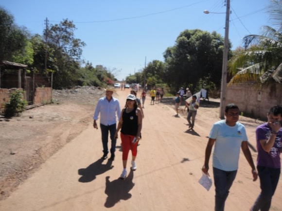 Glorinha Garcia reaparece em Santo Antônio e faz caminhada com Valter Sampaio